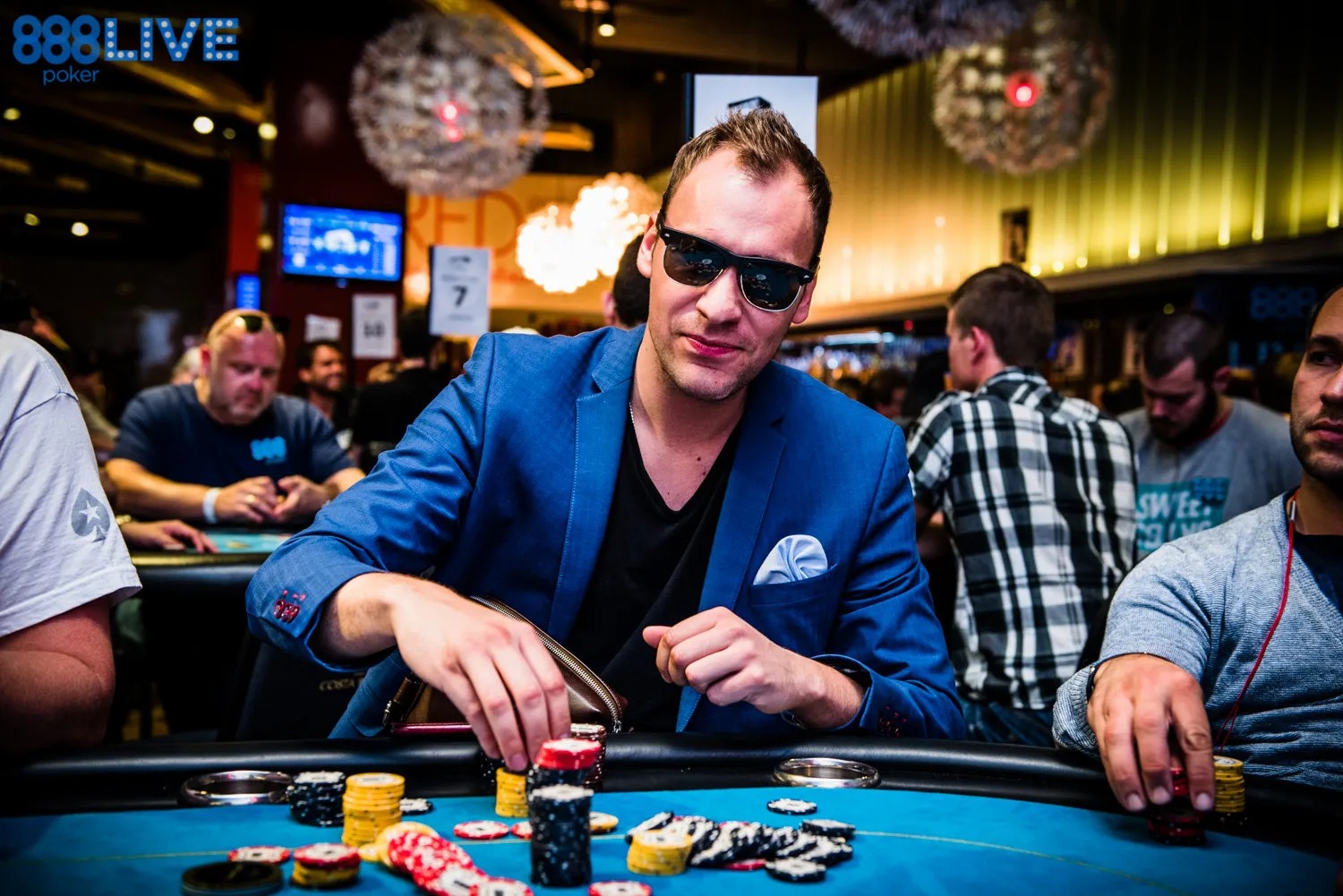 Ce să porți când joci poker - „omul de afaceri”