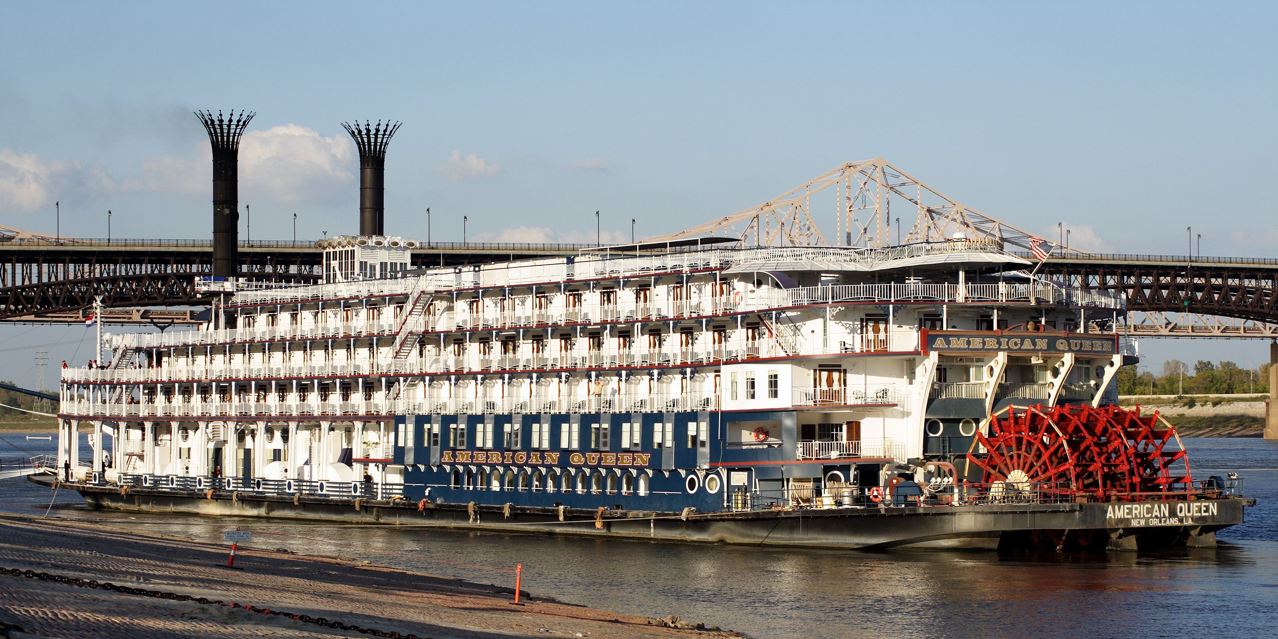 Vapor cu aburi American Queen pe fluviul Mississippi