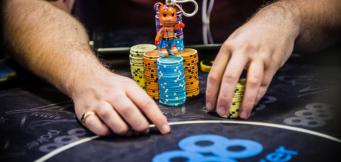 16 sfaturi esențiale privind pariurile la poker, care te vor ajută să-ți îmbunătățești jocul în toate etapele!