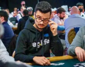 Folosirea abilităților de observare pentru a-ți îmbunătăți jocul de poker