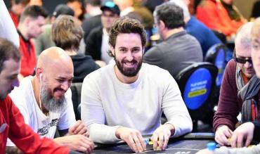 Top 7 sfaturi care te vor ajuta să faci trecerea de la Poker Online la Poker Live, fără să știe nimeni că ești începător