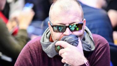 Cum să-ți dai seama dacă cineva blufează la poker: limbajul corpului