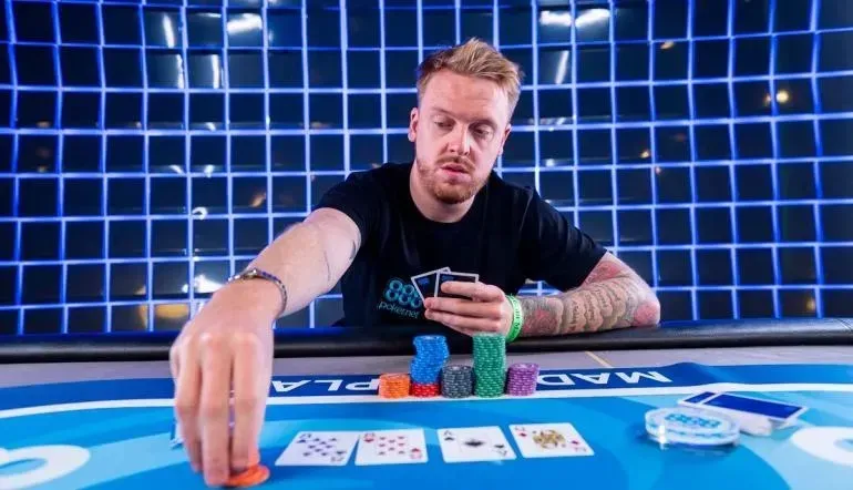 Diferențe cheie: turnee de poker vs jocuri cash