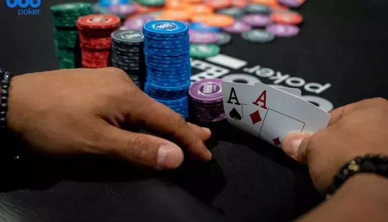 Ce înseamnă o mână dominată la poker și cât de mult contează